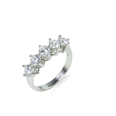 Beyaz arka planda elmas kadın yüzüğü