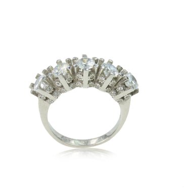 Beyaz arka planda elmas kadın yüzüğü