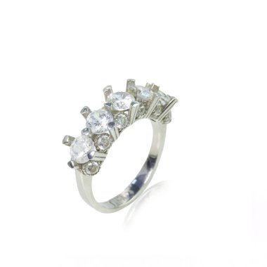 Beyaz arka planda elmas kadın yüzüğü