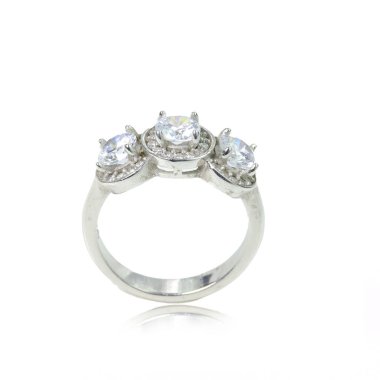 Beyaz arka planda elmas kadın yüzüğü