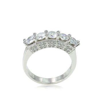 Beyaz arka planda elmas kadın yüzüğü