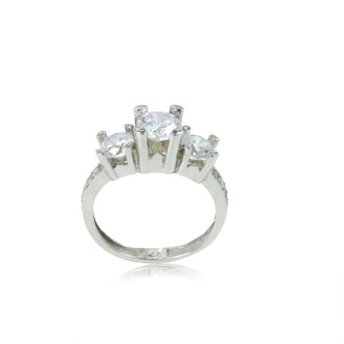 Beyaz arka planda elmas kadın yüzüğü