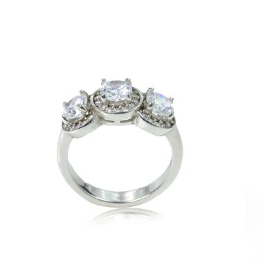 Beyaz arka planda elmas kadın yüzüğü