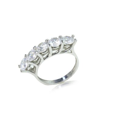 Beyaz arka planda elmas kadın yüzüğü