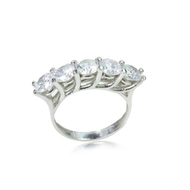 Beyaz arka planda elmas kadın yüzüğü