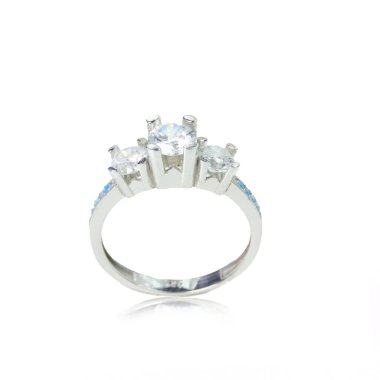 Beyaz arka planda elmas kadın yüzüğü