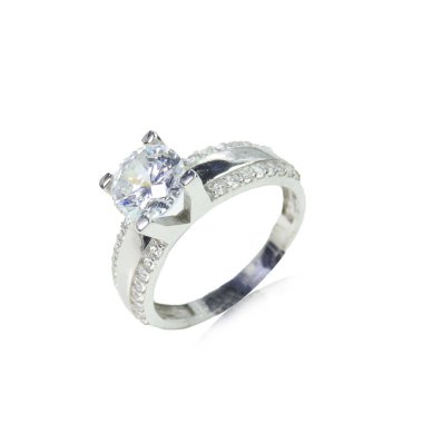 Beyaz arka planda elmas kadın yüzüğü