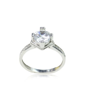 Beyaz arka planda elmas kadın yüzüğü