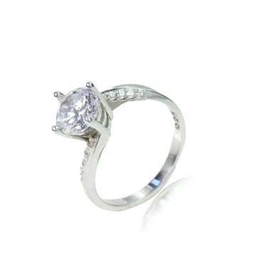 Beyaz arka planda elmas kadın yüzüğü