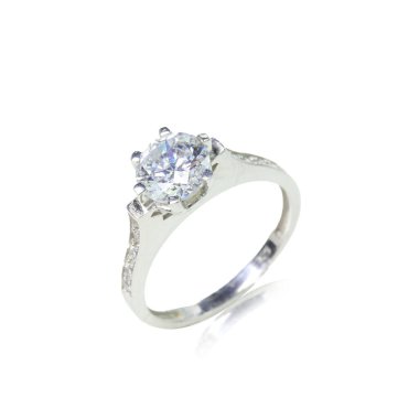 Beyaz arka planda elmas kadın yüzüğü