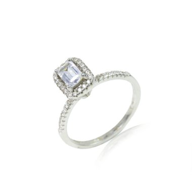 Beyaz arka planda elmas kadın yüzüğü