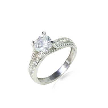 Beyaz arka planda elmas kadın yüzüğü