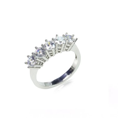 Beyaz arka planda elmas kadın yüzüğü