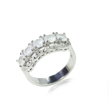 Beyaz arka planda elmas kadın yüzüğü