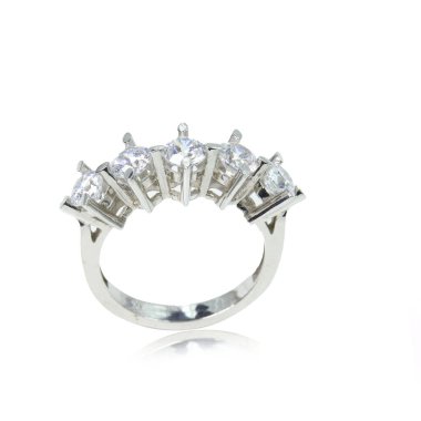 Beyaz arka planda elmas kadın yüzüğü