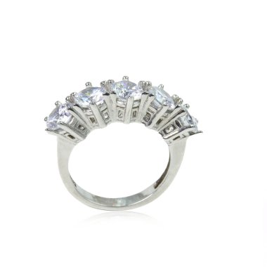 Beyaz arka planda elmas kadın yüzüğü