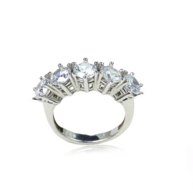 Beyaz arka planda elmas kadın yüzüğü