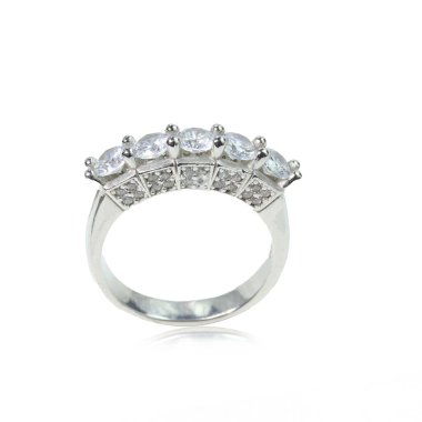 Beyaz arka planda elmas kadın yüzüğü