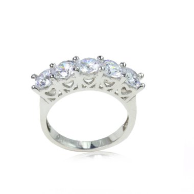 Beyaz arka planda elmas kadın yüzüğü