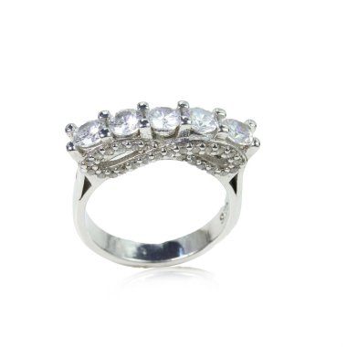 Beyaz arka planda elmas kadın yüzüğü