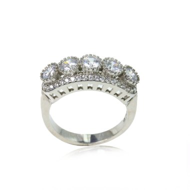 Beyaz arka planda elmas kadın yüzüğü