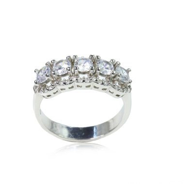 Beyaz arka planda elmas kadın yüzüğü