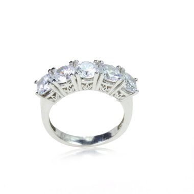 Beyaz arka planda elmas kadın yüzüğü