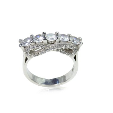 Beyaz arka planda elmas kadın yüzüğü