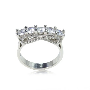 Beyaz arka planda elmas kadın yüzüğü