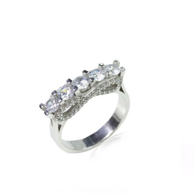 Beyaz arka planda elmas kadın yüzüğü