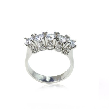 Beyaz arka planda elmas kadın yüzüğü