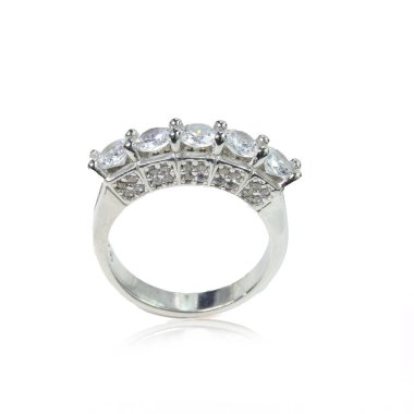 Beyaz arka planda elmas kadın yüzüğü