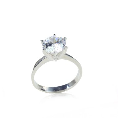 Beyaz arka planda elmas kadın yüzüğü