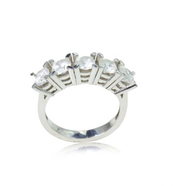 Beyaz arka planda elmas kadın yüzüğü