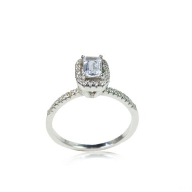 Beyaz arka planda elmas kadın yüzüğü