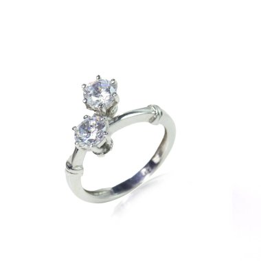 Beyaz arka planda elmas kadın yüzüğü