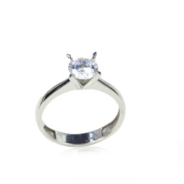 Beyaz arka planda elmas kadın yüzüğü