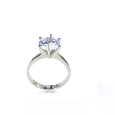 Beyaz arka planda elmas kadın yüzüğü