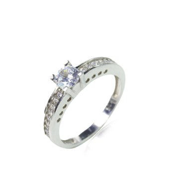 Beyaz arka planda elmas kadın yüzüğü