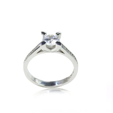 Beyaz arka planda elmas kadın yüzüğü