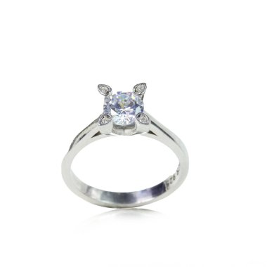 Beyaz arka planda elmas kadın yüzüğü