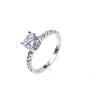 Beyaz arka planda elmas kadın yüzüğü