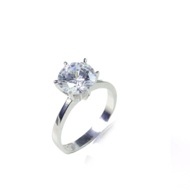 Beyaz arka planda elmas kadın yüzüğü