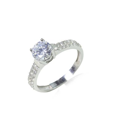 Beyaz arka planda elmas kadın yüzüğü