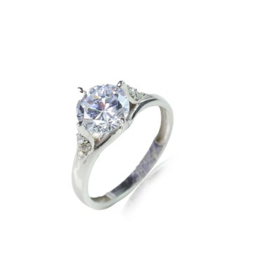 Beyaz arka planda elmas kadın yüzüğü