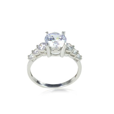 Beyaz arka planda elmas kadın yüzüğü