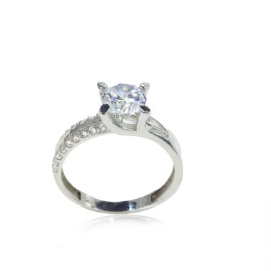 Beyaz arka planda elmas kadın yüzüğü