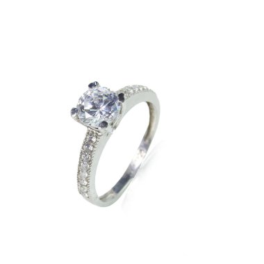 Beyaz arka planda elmas kadın yüzüğü