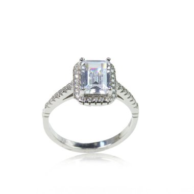 Beyaz arka planda elmas kadın yüzüğü