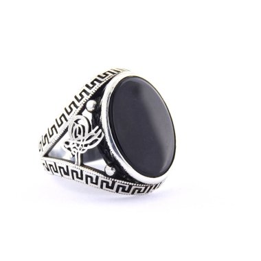 Beyaz arka planda gümüş bir erkek yüzüğü.